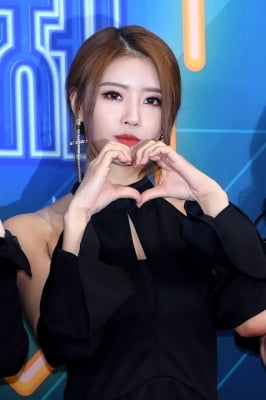 [포토] 러블리즈 이미주, '평범한 포즈가 어색해보이는 그녀'(2018 KBS 가요대축제)