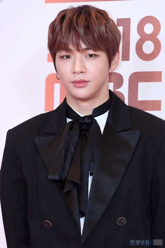 [포토] 워너원 강다니엘, '부드러운 눈빛~' (2018 MBC 방송연예대상)