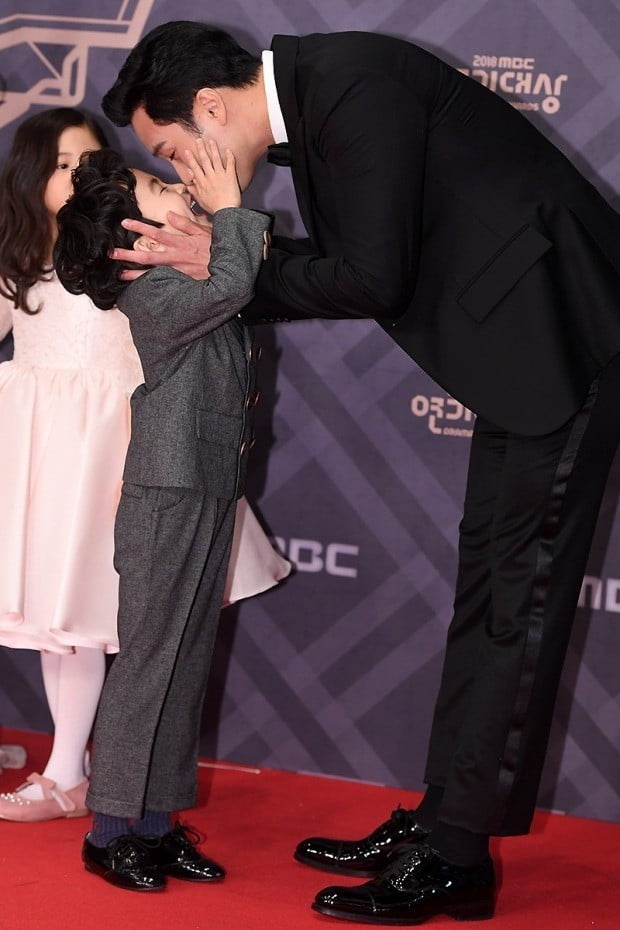 'MBC 연기대상' 소지섭이 '내 뒤에 테리우스' 아역 배우 김건우와 극중에서 화제가 됐던 '코코' 스킨십을 하고 있다.  /사진=변성현 기자 