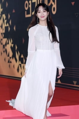 [포토] 정혜성, '오늘은 화이트 여신~'(2018 KBS 연기대상)