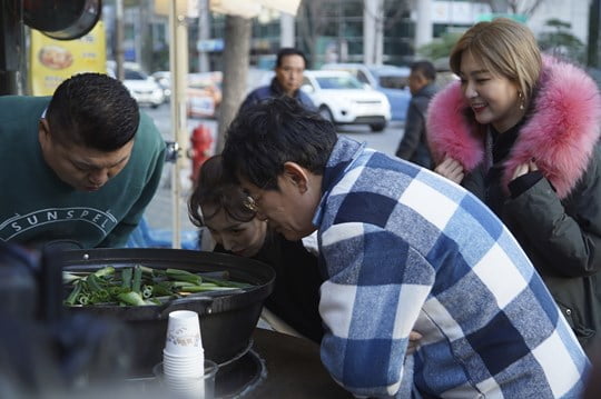 ‘한끼줍쇼’의 레드벨벳 슬기와 웬디 (사진= JTBC 제공)