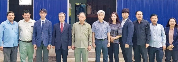 한국세라믹기술원은 지난달 28일 캄보디아 삼롱마을에서 정수장 준공식을 열었다. 사진 왼쪽 세 번째부터 노재균 굿네이버스 캄보디아 지부장, 유광수 한국세라믹기술원 원장, 움 레아뜨레이 캄보디아 반티민제이주 부지사, 황광택 한국세라믹기술원 수석연구원.  /한국세라믹기술원 제공 