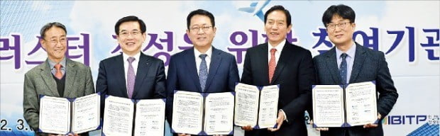 인천시는 3일 ‘항공정비 클러스터 조성을 위한 참여 기관 업무협약’을 맺었다. 왼쪽부터 김진평 인천경제산업정보테크노파크 원장 직무대행, 정일영 인천국제공항공사 사장, 박남춘 인천시장, 이강신 인천상공회의소 회장, 김태욱 인천산학융합원 사무국장. /인천시 제공 