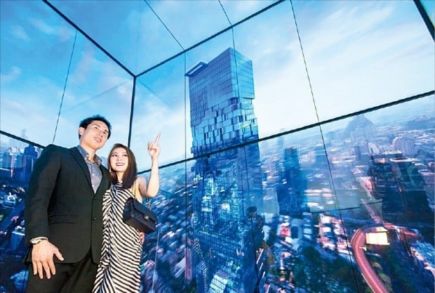 "VR공간에 들어온 듯…" 태국 최고층 건물에 LG '올레드 사이니지 월'