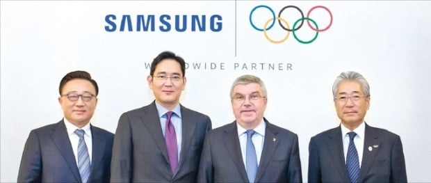 삼성전자는 4일 서울 장충동 신라호텔에서 국제올림픽위원회(IOC)와 올림픽 공식 후원 연장 계약을 맺었다. 왼쪽부터 고동진 삼성전자 사장, 이재용 삼성전자 부회장, 토마스 바흐 IOC 위원장, 다케다 쓰네카즈 IOC 마케팅위원회 위원장.  /삼성전자 제공 