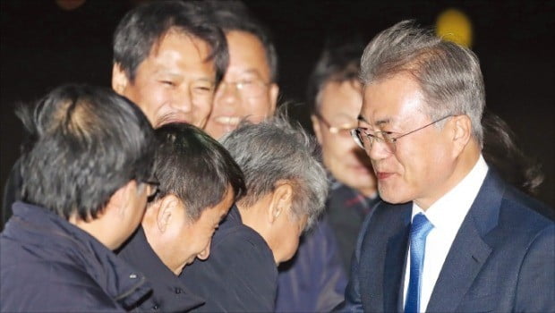 < 문재인 대통령 귀국…靑 비서관들과 인사 > 주요 20개국(G20) 정상회의와 뉴질랜드 국빈 방문을 마치고 돌아온 문재인 대통령이 4일 밤 경기 성남 서울공항에 도착해 마중 나온 임종석 청와대 비서실장, 김수현 정책실장, 한병도 정무수석과 인사하고 있다.  /연합뉴스 