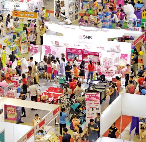한국무역협회와 코엑스가 지난 5월 베트남 호찌민 푸미흥전시장(SECC)에서 주최한 ‘베트남 프리미엄 소비재전’을 찾은 관람객들이 한국 중소기업 전시관을 둘러보고 있다. 화장품·식품·패션 제품 등 한국의 우수 소비재를 현지에 수출하는 마케팅 플랫폼 전시회로 300여 개 기업이 참가했다. 