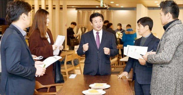 김경수 에몬스가구 회장(가운데)이 5일 인천 남동공단 본사에서 열린 신제품 품평회에서 대리점주들에게 제품을 설명하고 있다. /에몬스가구 제공 
