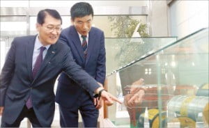 지난달 13일 인천에 있는 한 자동차 부품업체를 찾은 위성호 신한은행장(왼쪽).  /신한은행 제공 