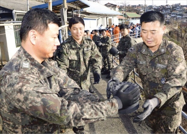 ‘사랑의 연탄’ 나르기