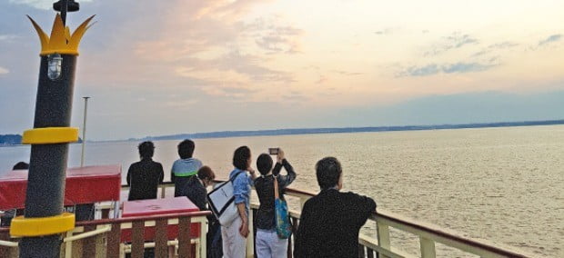 유람선에서 하마나코 호수 풍경을 감상하는 여행객들. 