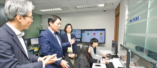 주재승 농협은행 부행장(왼쪽 두 번째)이 서울 서대문 농협은행 본점에 있는 ‘RPA 컨트롤룸’에서 심사 체계를 살펴보고 있다. 농협은행 제공 