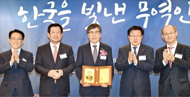 이원석 서울엔지니어링 대표(가운데)가 한국무역협회가 선정한 제114회 ‘한국을 빛낸 이달의 무역인상’을 받았다. 왼쪽부터 김선민 산업통상자원부 무역투자실장, 강승구 한빛회 회장, 이 대표, 김영주 무역협회 회장, 이학영 한국경제신문 논설실장.     /한국무역협회  제공 