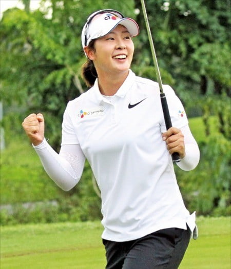 박지영이 9일 한국여자프로골프(KLPGA)투어 2019시즌 개막전 효성챔피언십에서 역전 우승을 차지한 뒤 주먹을 불끈 쥐며 환하게 웃고 있다. /KLPGA 제공 