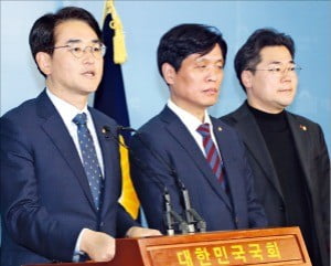 박용진 더불어민주당 의원(왼쪽)이 10일 국회에서 유치원 3법 국회 통과와 관련해 기자회견을 하고 있다. /연합뉴스 