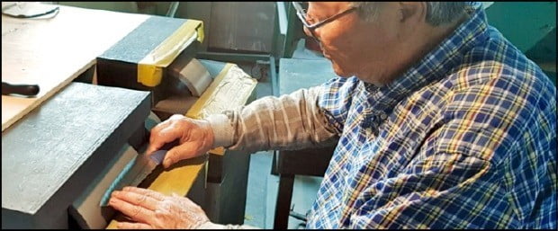 < ‘한국제일도’ 만드는 명도산업 > 임정신 명도산업 대표가 연마석으로 칼을 벼리고 있다. 그는 연마석을 40년 동안 만들어온 장인(匠人)이다.  /단골공장 제공 