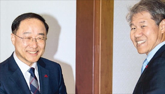홍남기 경제부총리 겸 기획재정부 장관(왼쪽)과 김수현 청와대 정책실장. 
