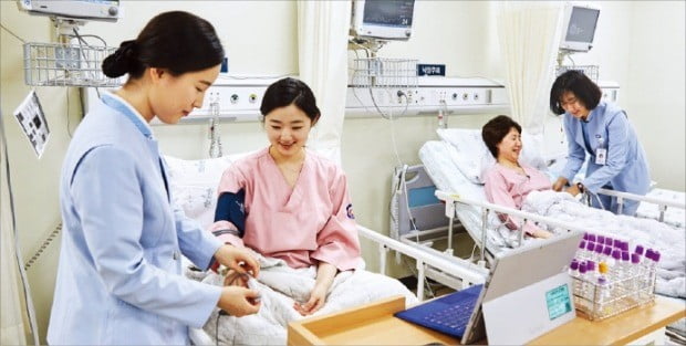 서울대병원 임상시험센터 연구진이 임상시험 참여자의 상태를 살펴보고 있다.     /서울대병원 임상시험센터 제공 