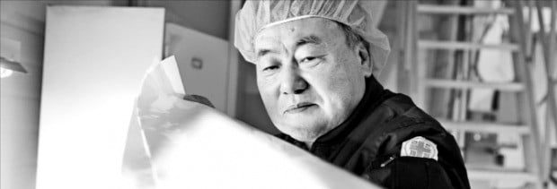 박종서 상진 대표가 충남 아산 본사 공장에서 태양광 백시트 필름을 점검하고 있다. /강태우 기자