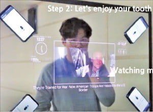 주변에 있는 거울·책상을 대형 스크린으로 쓴다