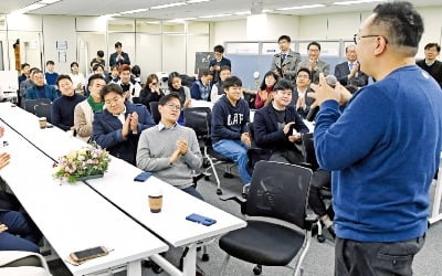 반려견 훈련·해외송금 등 10개社 입주…'유니콘 인큐베이터' 첫발 뗐다