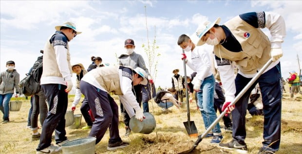 대한항공은 2004년부터 몽골, 중국 등지의 사막화를 막기 위해 식림사업을 펼치고 있다.  대한항공 제공 