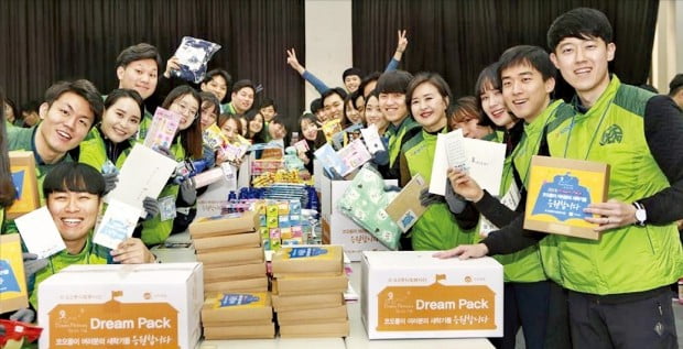 코오롱사회봉사단이 아이들에게 선물할 학용품 등이 담긴 ‘드림팩’을 준비하고 있다. 코오롱 제공 