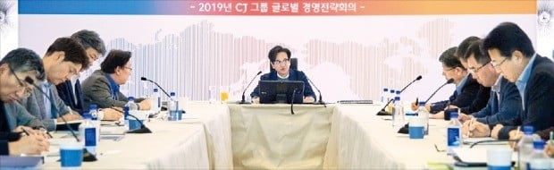 이재현 CJ그룹 회장(가운데)이 지난 13일 미국 로스앤젤레스에서 계열사 주요 경영진과 글로벌 전략회의를 하고 있다. /CJ그룹 제공 