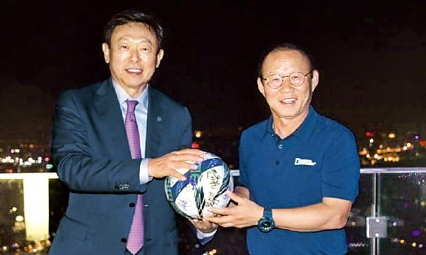 신동빈 롯데그룹 회장(왼쪽)이 지난 3일 박항서 베트남 축구 대표팀 감독으로부터 사인볼을 전달받고 있다. 