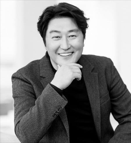 19일 개봉하는 연말 기대작 ‘마약왕’에서 주연을 맡은 배우 송강호.  