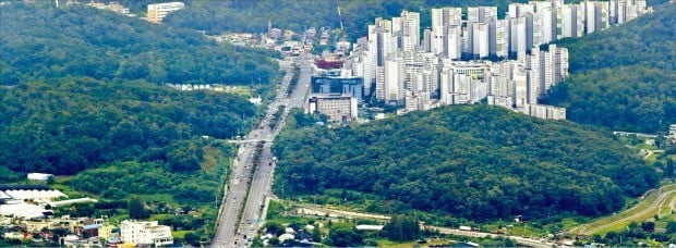 정부는 서울 시내 그린벨트(개발제한구역)를 풀어 공공택지를 조성하는 방안을 추진하지 않기로 했다. 개발제한구역인 서울 서초구 염곡동 일대.   /한경DB