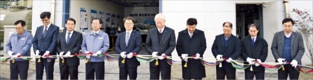  박일준 한국동서발전 사장(왼쪽 다섯 번째부터)과 정무영 UNIST 총장이 참석한 가운데  지난 17일 울산화력본부에서 해수전지 에너지저장시스템 설비 준공식이 열렸다.  /한국동서발전 제공 