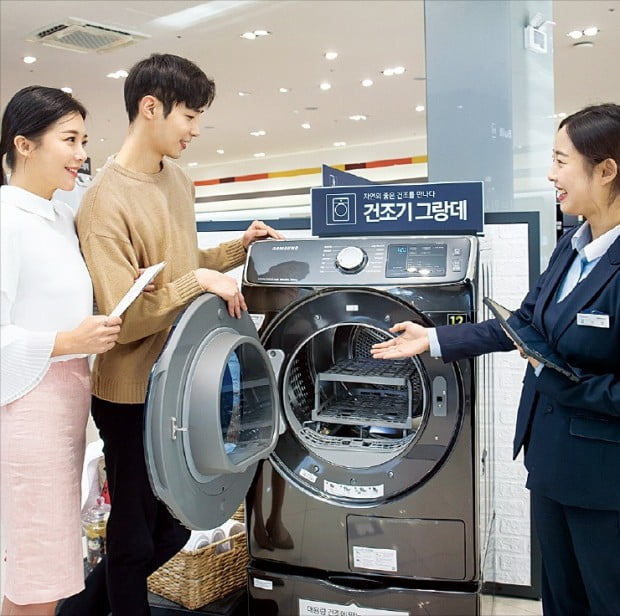 두꺼운 겨울 이불도 거뜬…삼성 건조기 '그랑데' 더 넉넉해졌다