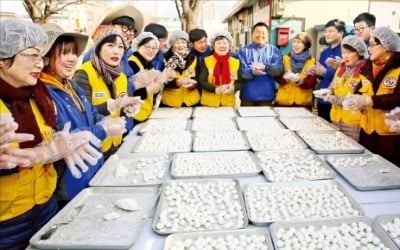 '동글동글' 팥죽 새알 빚어요