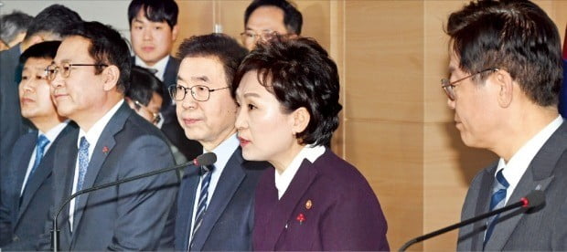 이재명 경기지사(오른쪽부터), 김현미 국토교통부 장관, 박원순 서울시장, 박남춘 인천시장 등이 19일 정부서울청사에서 수도권 3기 신도시 입지와 2기 신도시의 광역교통개선 대책을 발표하고 있다. 이날 정부는 경기 과천, 남양주 등에 들어설 3기 신도시와 수도권 내 37개 중소규모 택지에서 총 15만여 가구를 공급하는 계획을 내놨다.  /김범준  기자  bjk07@hankyung.com 