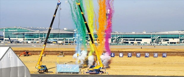 인천국제공항공사는 국토교통부와 20일 ‘인천공항 4단계 사업 제4활주로 공사 착공식’을 열었다. 4단계 건설 사업은 4조2000억원을 투입해 제4활주로 신설과 제2여객터미널 확장을 골자로 2023년 완공할 계획이다. 이 기간 동안 5만 개의 신규 일자리와 11조원의 경제 효과를 기대하고 있다.  /김범준  기자 bjk07@hankyng.com