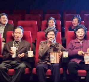 작은영화관에서 영화를 보는 지역 주민들.  