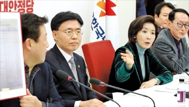 나경원 자유한국당 원내대표(왼쪽 세 번째)가 23일 국회에서 청와대 특별감찰반 진상조사단 회의를 마친 뒤 긴급 브리핑을 하고 있다.  /연합뉴스