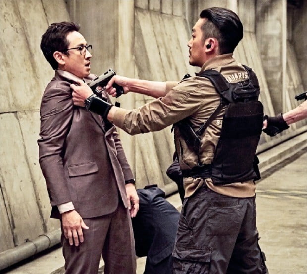 26일 개봉하는 영화 ‘PMC:더 벙커’에서 하정우(오른쪽)와 이선균이 열연하고 있다. 