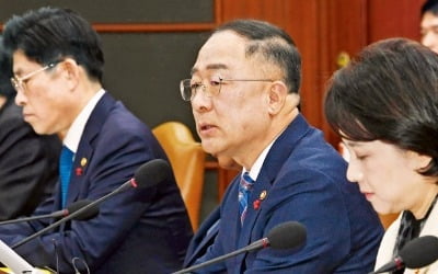 홍남기 "최저임금 주휴수당, 기업 추가부담 없다"…산업계 "현장 너무 몰라…대기업도 임금 올릴 판"