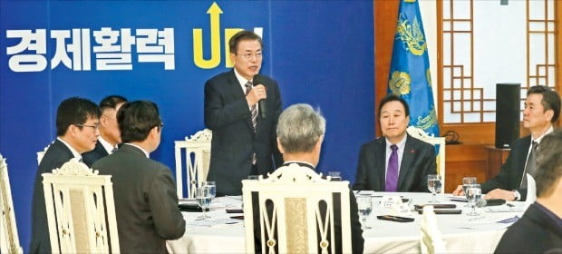 < “전망이 안보인다”…문재인 대통령의 자성 > 문재인 대통령이 26일 청와대에서 열린 국민경제자문회의에서 발언하고 있다. 문 대통령 오른쪽부터 김광두 국민경제자문회의 부의장, 김기찬 가톨릭대 교수(혁신경제 분과의장).  /허문찬  기자  sweat@hankyung.com 