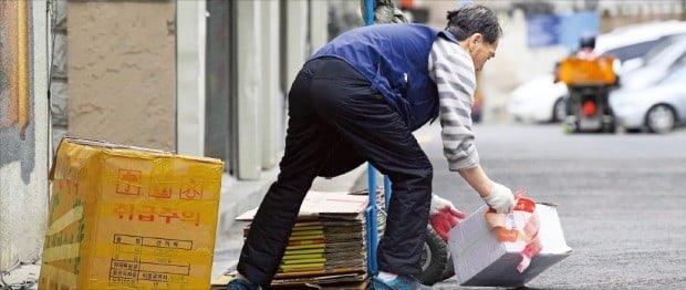 서울 퇴계로 인근 골목길에서 한 노인이 폐지를 줍고 있다. 중국으로의 폐기물 수출이 막히면서 최근 폐지 가격은 크게 하락했다.  /한경DB