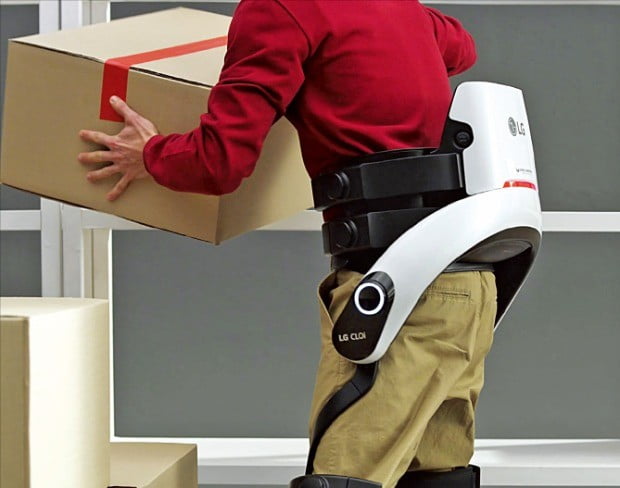 한 근로자가 허리 근력을 보조하는 ‘LG 클로이 수트봇’을 입고 무거운 짐을 나르고 있다. /LG전자 제공