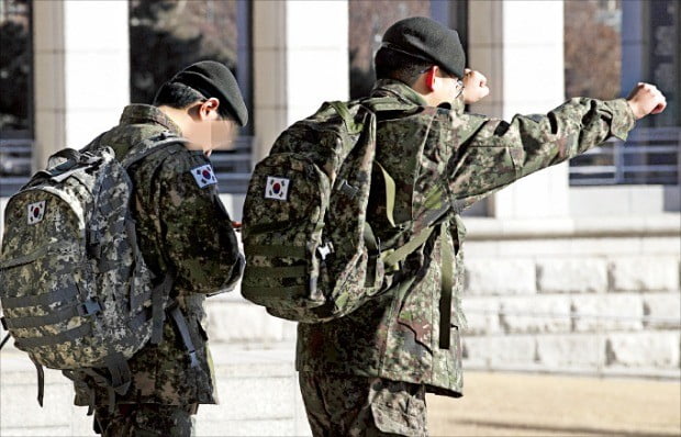 국방부는 27일 병사 휴대폰 사용과 평일 일과 후 외출 등 병영문화 혁신과 관련한 정책 추진 방향을 결정했다고 밝혔다. 사진은 이날 오후 서울 용산구 전쟁기념관을 둘러보는 병사들. /연합뉴스 