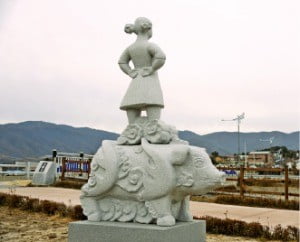 양구 해안면 돼지 전설을 소재로 한 동상
 