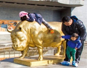 창원 돝섬의 상징 황금돼지 