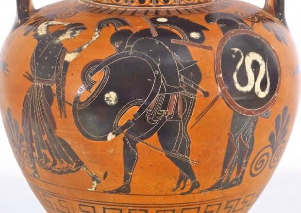 기원전 510년께 제작된 ‘전사한 아킬레우스를 나르는 아이아스’(테라코타, 38.1㎝×27.9㎝). 