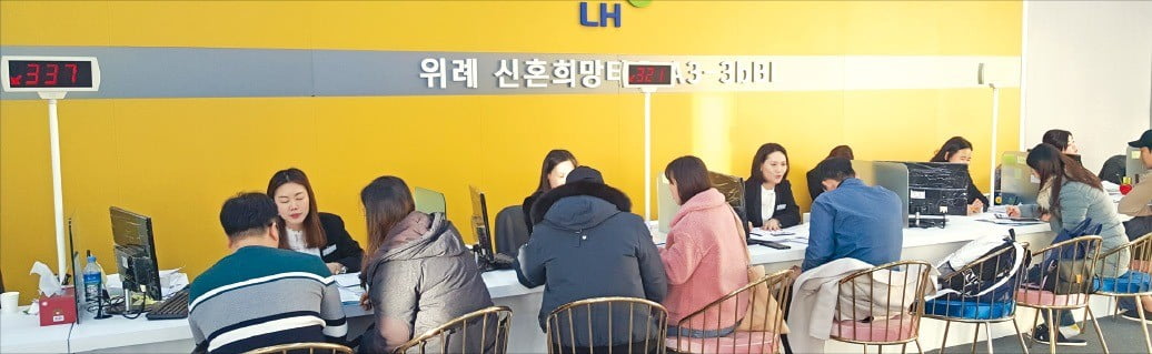 첫 신혼희망타운인 경기 하남 위례신혼희망타운 모델하우스에서 지난주 예비 청약자들이 상담을 받고 있다.   /한경DB 