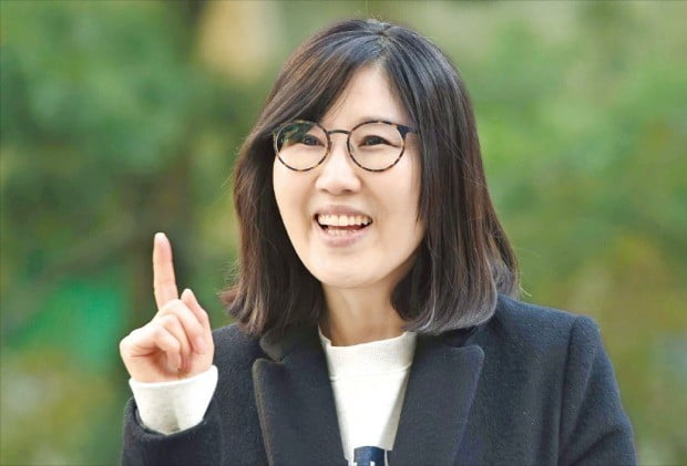 2019 한경 신춘문예 장편소설 부문에 ‘카스텔라’로 등단한 임지선 씨는 “내 소설에 가격이 매겨져 상품으로 나간다는 게 여전히 두렵다”며 “그래도 어렵게 시작한 만큼 독자가 사유해볼 수 있는 소설을 계속 쓰고 싶다”고 말했다. /신경훈 기자  khshin@hankyung.com
 