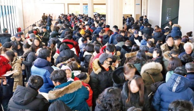 새해 첫달 경기지역 마수걸이 청약에 나설 예정인 남양주 ‘다산신도시 자연&자이’ 아파트 모델하우스가 지난 주말 사흘 동안 방문객들로 북새통을 이뤘다.  /GS건설 제공 